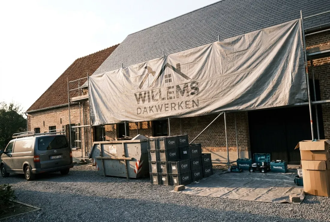 Dakrenovatie onder dekzeil met het logo van Willems Dakwerken, container en materiaal op de oprit