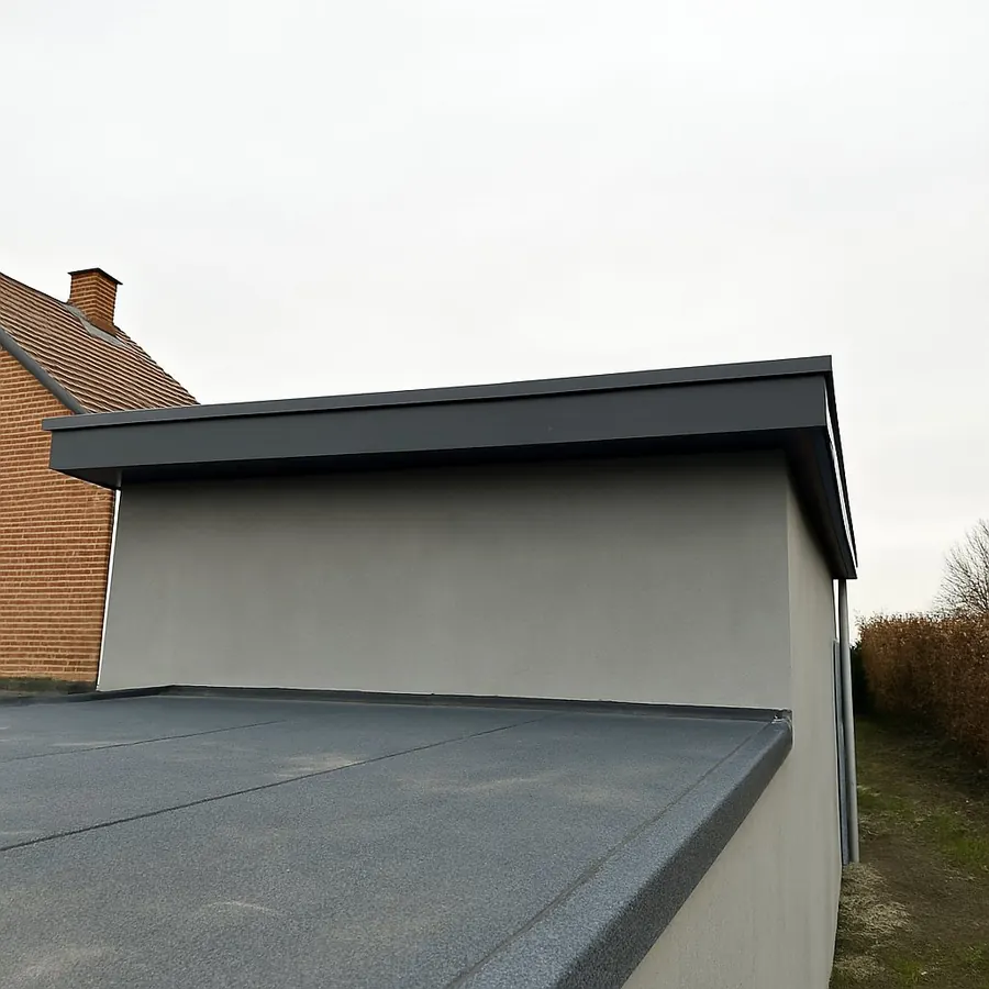 Plat dak van een aanbouw met nieuwe dakbedekking en dakrand